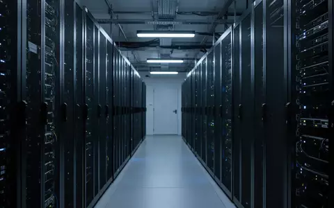 Moderne, minimalistische Server-Infrastruktur in einem klimatisierten Rechenzentrum mit blauer Beleuchtung. - Foto: über boerse-global.de