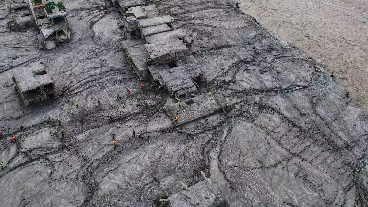 Die Sturzflut hatte ganze Landstriche im Schlamm versinken lassen.  - Bild: Rajesh Kumar Singh/AP/dpa