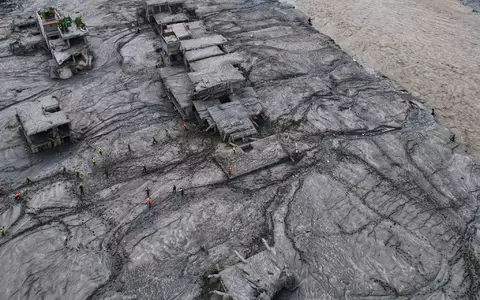 Die Sturzflut hatte ganze Landstriche im Schlamm versinken lassen.  - Foto: Rajesh Kumar Singh/AP/dpa