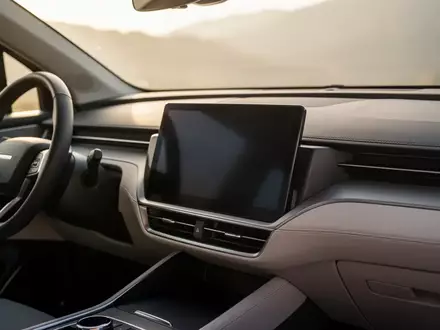 Ein modernes, minimalistisches Armaturenbrett eines Autos mit einem ausgeschalteten Infotainment-Bildschirm. - Foto: über boerse-global.de