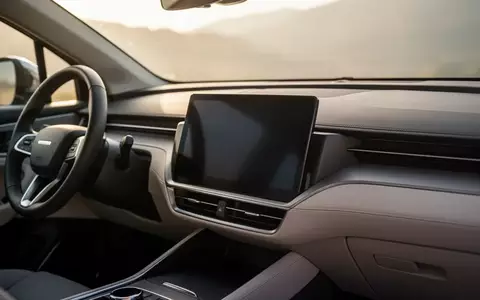 Ein modernes, minimalistisches Armaturenbrett eines Autos mit einem ausgeschalteten Infotainment-Bildschirm. - Foto: über boerse-global.de