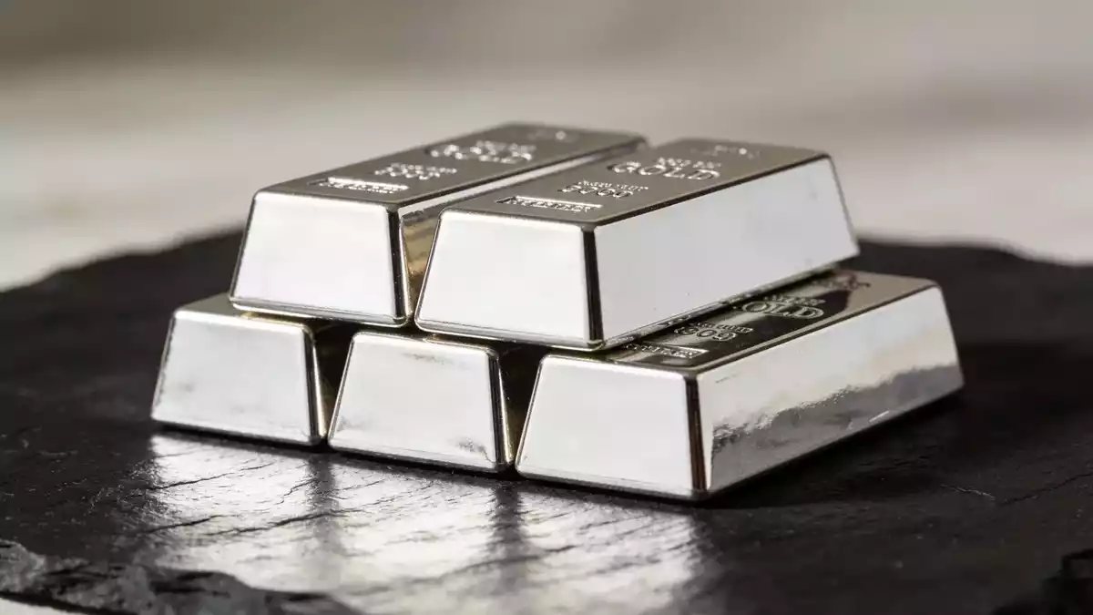 Silver Slumps 4.2% on Hot Inflation, Fed Rate Jitters