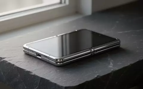 Ein geschlossenes High-End-Falt-Smartphone auf einer minimalistischen Steinoberfläche bei natürlichem Licht. - Foto: über boerse-global.de