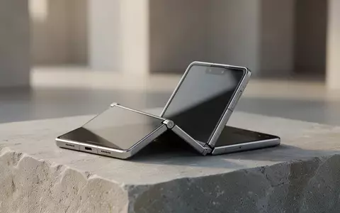 Ein modernes, teilweise aufgeklapptes faltbares Smartphone liegt auf einer strukturierten Steinoberfläche. - Foto: über boerse-global.de