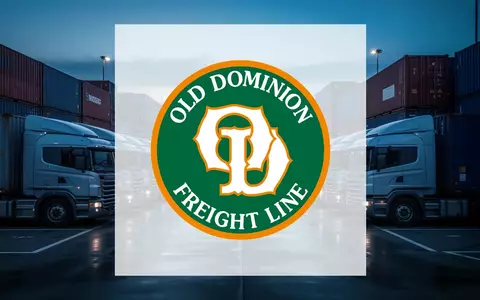 Ein weitläufiges Logistikzentrum mit parkenden Lastwagen bei Dämmerung, das eine vorsichtige Marktstimmung symbolisiert. - Foto: über boerse-global.de