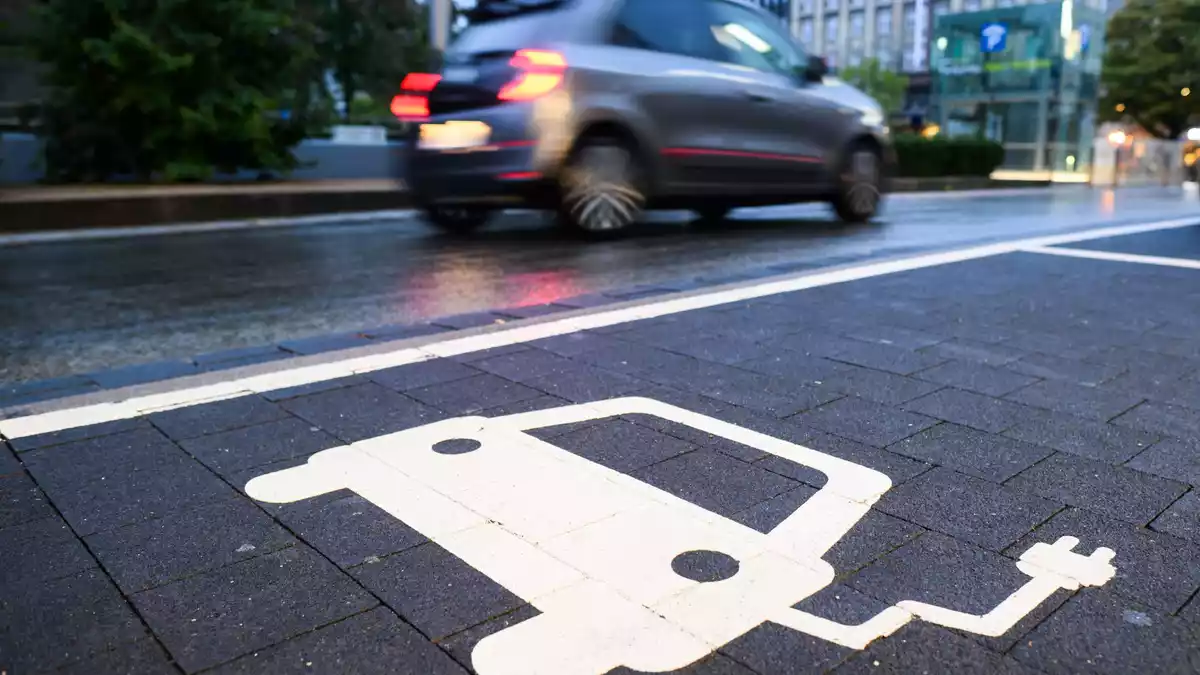 Nicht nur E-Autos müssen geladen werden - sondern auch Plug-in-Hybride. (Symbolbild) - Bild: Julian Stratenschulte/dpa