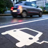 Nicht nur E-Autos müssen geladen werden - sondern auch Plug-in-Hybride. (Symbolbild) - Foto: Julian Stratenschulte/dpa