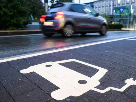 Nicht nur E-Autos müssen geladen werden - sondern auch Plug-in-Hybride. (Symbolbild) - Foto: Julian Stratenschulte/dpa