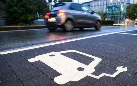 Nicht nur E-Autos müssen geladen werden - sondern auch Plug-in-Hybride. (Symbolbild) - Foto: Julian Stratenschulte/dpa