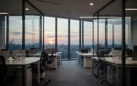Ein leeres, modernes Büro bei Dämmerung, das die wirtschaftliche Belastung durch krankheitsbedingte Fehlzeiten symbolisiert. - Foto: über boerse-global.de