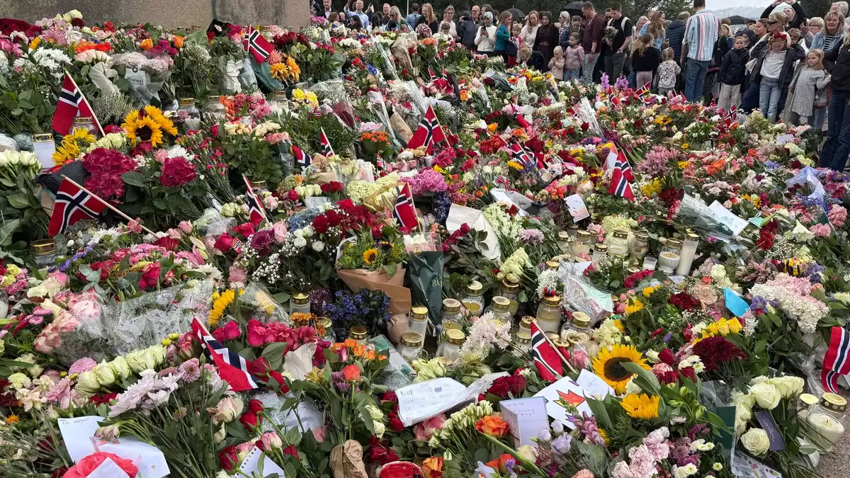 Ein Blumenmeer säumt den Schlossplatz in Oslo nach dem Tod des norwegischen Monarchen.  - Bild: Julia Wäschenbach/dpa