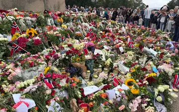 Ein Blumenmeer säumt den Schlossplatz in Oslo nach dem Tod des norwegischen Monarchen.  - Foto: Julia Wäschenbach/dpa