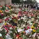 Ein Blumenmeer säumt den Schlossplatz in Oslo nach dem Tod des norwegischen Monarchen.  - Bild: Julia Wäschenbach/dpa