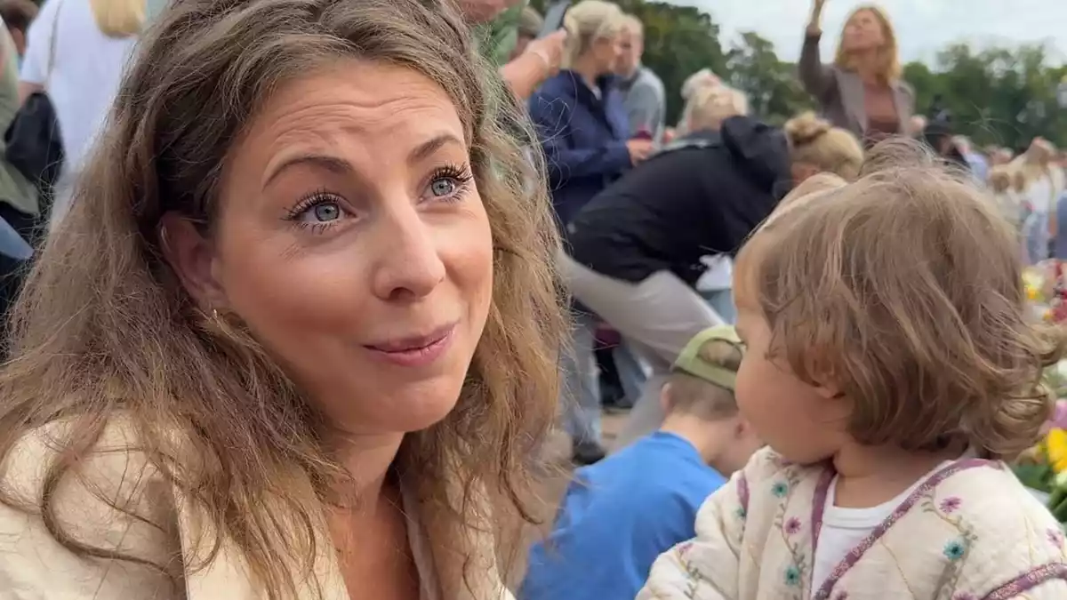 Ingeborg Skomedal Torvanger wollte mit ihrer Tochter Lara in diesen historischen Tagen gemeinsam mit anderen Norwegern trauern.  - Bild: Julia Wäschenbach/dpa
