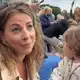Ingeborg Skomedal Torvanger wollte mit ihrer Tochter Lara in diesen historischen Tagen gemeinsam mit anderen Norwegern trauern.  - Bild: Julia Wäschenbach/dpa