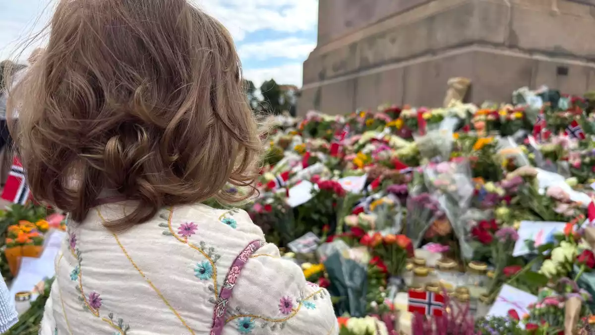 Auch die einjährige Lara hat Blumen für den König abgelegt.  - Bild: Julia Wäschenbach/dpa