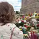 Auch die einjährige Lara hat Blumen für den König abgelegt.  - Bild: Julia Wäschenbach/dpa