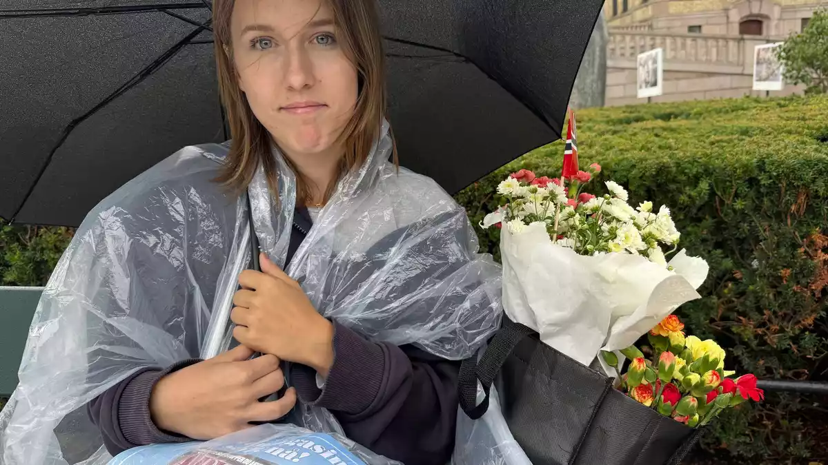 Cornelia Lillelien hat Blumen in Haralds Lieblingsfarbe ausgesucht, erzählt sie.  - Bild: Julia Wäschenbach/dpa