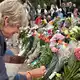 Anne Sandø Seierstad zündet eine Kerze für den gestorbenen Monarchen an.  - Bild: Julia Wäschenbach/dpa