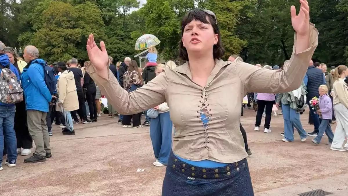  Sonya Lii Nome Barlow singt auf dem Schlossplatz ein Lied zu Ehren von Harald V.  - Bild: Julia Wäschenbach/dpa
