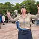  Sonya Lii Nome Barlow singt auf dem Schlossplatz ein Lied zu Ehren von Harald V.  - Bild: Julia Wäschenbach/dpa