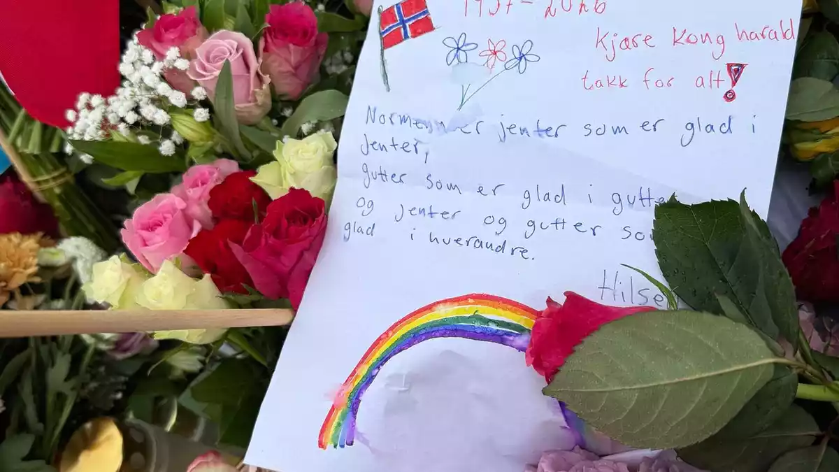 Viele Kinder haben Briefe an den gestorbenen König geschrieben. - Bild: Julia Wäschenbach/dpa
