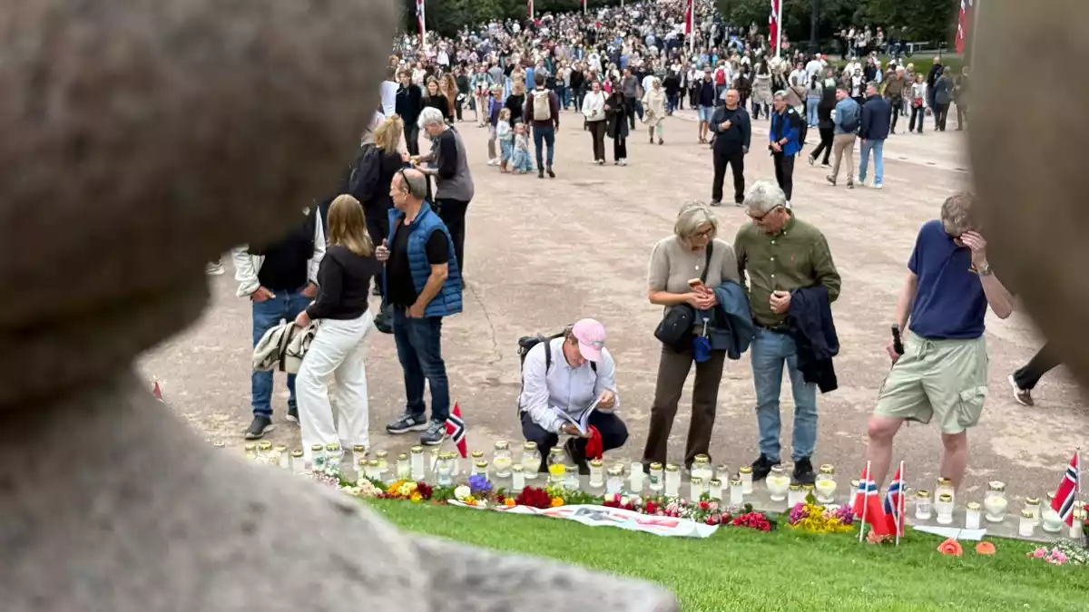 Die Norweger zieht es in diesen Tagen aus allen Richtungen zum Schlossplatz. - Bild: Julia Wäschenbach/dpa