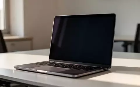 Ein moderner, zugeklappter Laptop auf einem minimalistischen Schreibtisch bei natürlichem Licht. - Foto: über boerse-global.de