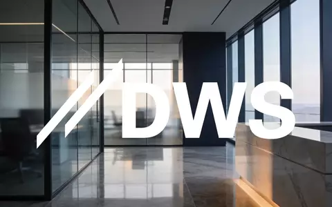 Abstrakte, professionelle Büroarchitektur mit weichem Tageslicht, die Stabilität und Vertrauen im Finanzsektor vermittelt. - Foto: über boerse-global.de