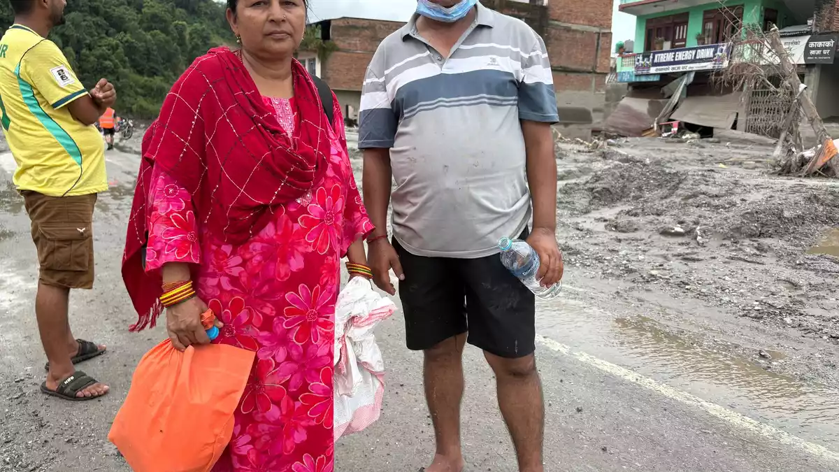 «Alles ist von Schlamm begraben», sagt die 50-jährige Bhagawati Khatiwada, die früher ein Schreibwarengeschäft im Ort betrieb. - Bild: Dirk Godder/dpa