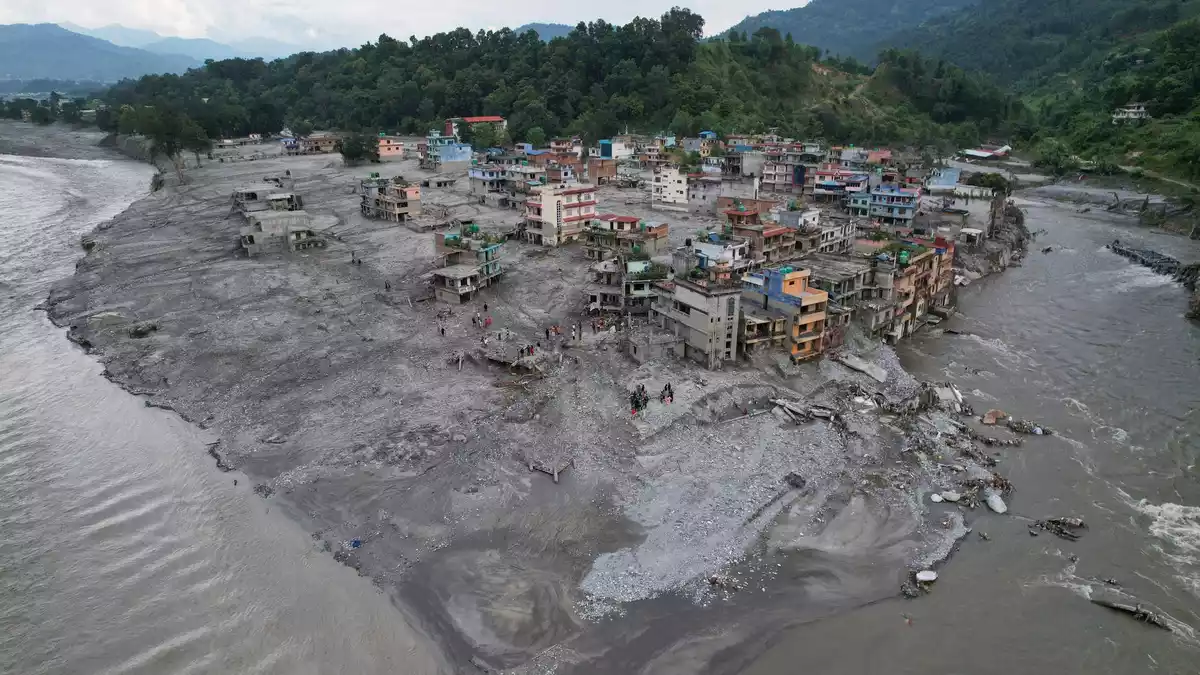 Die Flut hatte ganze Ortschaften verwüstet.  - Bild: Rajesh Kumar Singh/AP/dpa