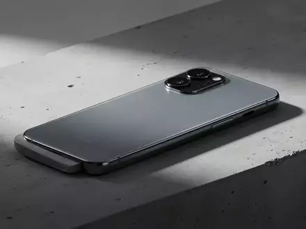 Ein modernes Smartphone liegt auf einem minimalistischen Untergrund, wobei der Fokus auf dem Linsensystem der Kamera liegt. - Foto: über boerse-global.de