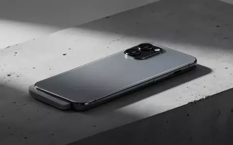 Ein modernes Smartphone liegt auf einem minimalistischen Untergrund, wobei der Fokus auf dem Linsensystem der Kamera liegt. - Foto: über boerse-global.de