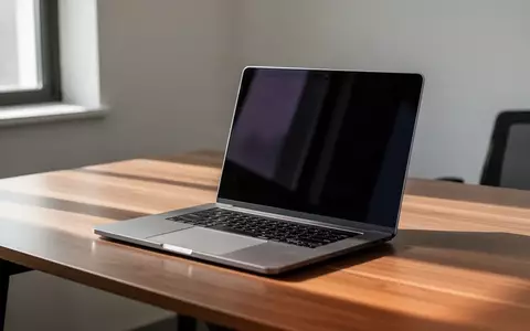 Ein moderner, aufgeräumter Arbeitsplatz mit einem Laptop auf einem Schreibtisch bei natürlichem Licht. - Foto: über boerse-global.de