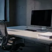 Ein leerer, aufgeräumter Büroarbeitsplatz mit einem dunklen Monitor in einer ruhigen, minimalistischen Umgebung. - Foto: über boerse-global.de