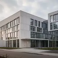 Modernes Verwaltungsgebäude bei bewölktem Himmel als Symbol für die Rentenreform und Sozialversicherung. - Foto: über boerse-global.de