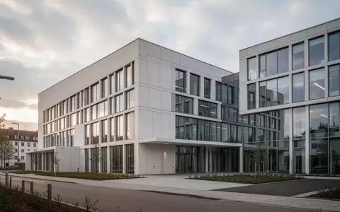 Modernes Verwaltungsgebäude bei bewölktem Himmel als Symbol für die Rentenreform und Sozialversicherung. - Foto: über boerse-global.de