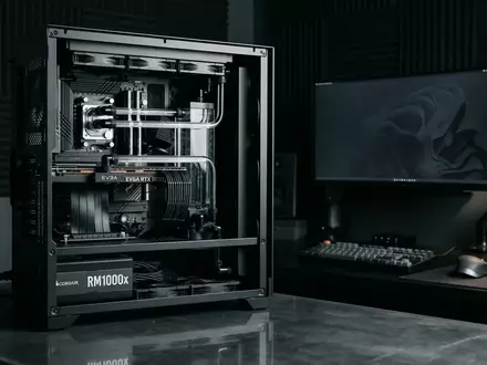 Ein modernes, offenes PC-Gehäuse mit zwei Kammern auf einem dunklen Schreibtisch in einer professionellen Studio-Umgebung. - Foto: über boerse-global.de