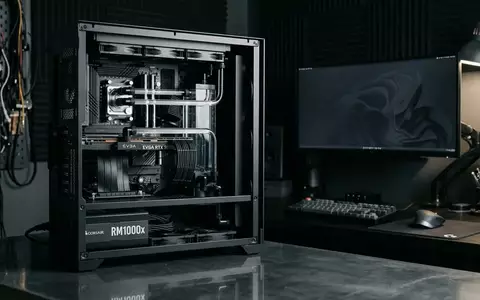 Ein modernes, offenes PC-Gehäuse mit zwei Kammern auf einem dunklen Schreibtisch in einer professionellen Studio-Umgebung. - Foto: über boerse-global.de