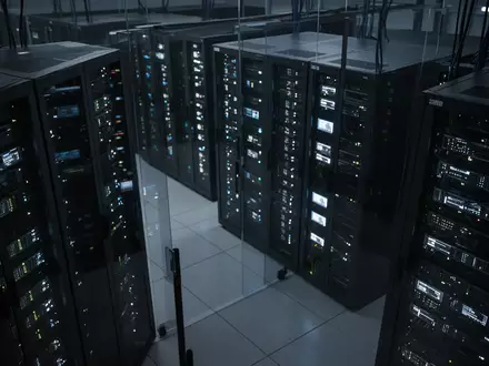 Dunkler Serverraum mit blinkenden LED-Lichtern an Server-Racks als Symbol für digitale Bedrohungen und Cybersicherheit. - Foto: über boerse-global.de