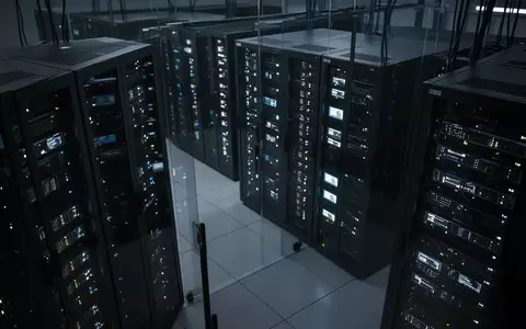 Dunkler Serverraum mit blinkenden LED-Lichtern an Server-Racks als Symbol für digitale Bedrohungen und Cybersicherheit. - Foto: über boerse-global.de