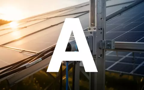 Moderne Solar-Infrastruktur mit Fokus auf hochwertige elektrische Verbindungstechnik bei Sonnenuntergang. - Foto: über boerse-global.de