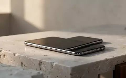Ein modernes Smartphone auf einer Steinoberfläche bei natürlichem Licht, Fokus auf Privatsphäre und technische Einstellungen. - Foto: über boerse-global.de