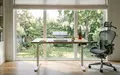 Ein minimalistisch eingerichtetes Homeoffice mit einem höhenverstellbaren Schreibtisch und einem ergonomischen Bürostuhl. - Foto: über boerse-global.de