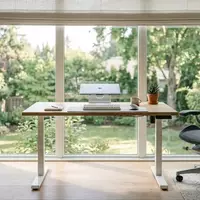 Ein minimalistisch eingerichtetes Homeoffice mit einem höhenverstellbaren Schreibtisch und einem ergonomischen Bürostuhl. - Foto: über boerse-global.de