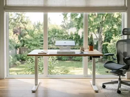 Ein minimalistisch eingerichtetes Homeoffice mit einem höhenverstellbaren Schreibtisch und einem ergonomischen Bürostuhl. - Foto: über boerse-global.de