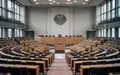 Der leere Plenarsaal des Deutschen Bundestages mit Blick auf die Sitzreihen und das Bundesadler-Emblem. - Foto: über boerse-global.de