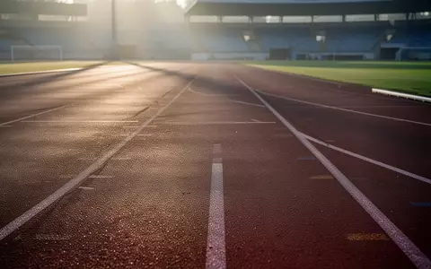 Leere Laufbahn eines Sportstadions im sanften Licht der Morgendämmerung. - Foto: über boerse-global.de