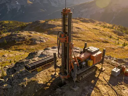 Ein Bohrstandort für Mineralexploration in einer abgelegenen kanadischen Wildnis bei Sonnenuntergang. - Foto: über boerse-global.de