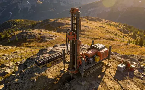 Ein Bohrstandort für Mineralexploration in einer abgelegenen kanadischen Wildnis bei Sonnenuntergang. - Foto: über boerse-global.de